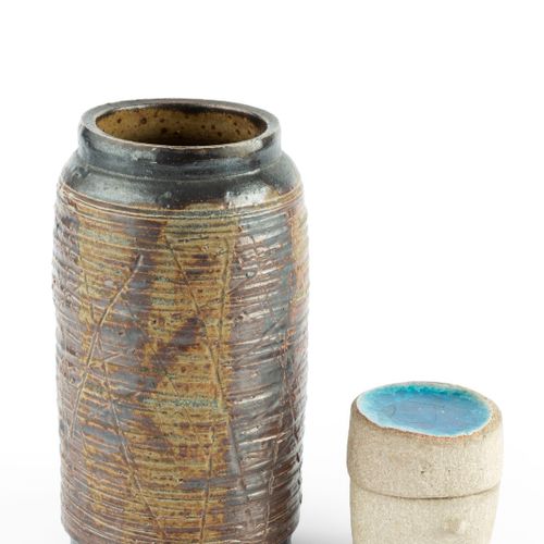 Null 
Denise Wren (1891-1979) a Oxshott Pottery


Vaso


a
coste con bande verti&hellip;