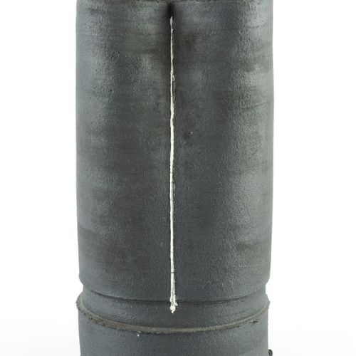 Null 
丹-凯利 (b.1953)



容器




炻器，器身有压痕，黑色釉面上有白色垂直条纹




印有陶工的印章




高29.5厘米。