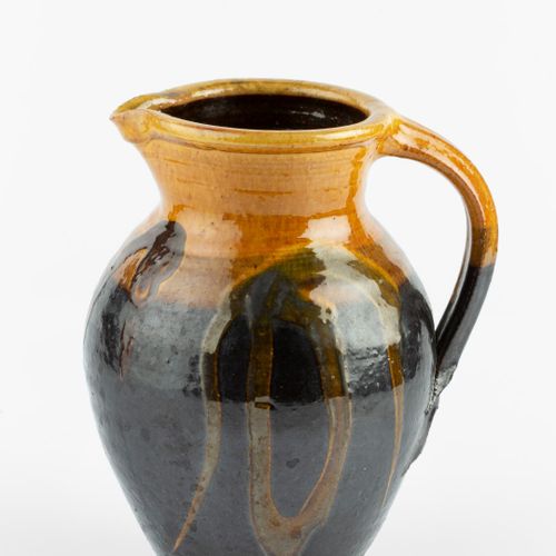 Null 
Clive Bowen (b.1943)


Jug



slipware with trailed pattern



20cm high.
&hellip;