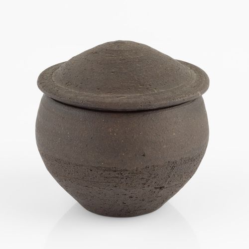 Null 
珍妮特-利奇（1918-1997）在利奇陶器公司


壶和盖



带哑光黑釉



印有陶工和陶器的印章



高11.5厘米。