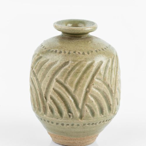 Null 
凯萨琳-普莱德尔-博韦里(1895-1985)


花瓶



绿灰釉，有刻痕图案



有印记的陶工印章



高9.5厘米。



 



出&hellip;