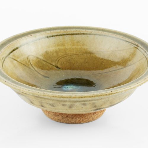 Null 
吉姆-马龙 (b.1946)


有脚碗



绿灰釉，井上有蓝釉和刻花图案



印有陶工的印章



直径18厘米。



 



出处。

&hellip;