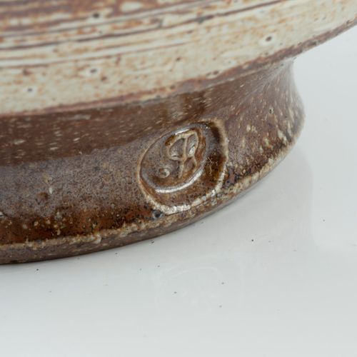 Null 
菲尔-罗杰斯（1951-2020年


碗



梳理过的铁和燕麦色
的釉面

印有
陶工的印章



直径20厘米。


条件报告。
状况良好。没&hellip;