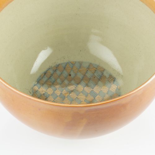 Null 
Gwyn Hanssen Pigott (1935-2013)


碗



茶尘釉，井口有鎏金图案


印有
陶艺家的印章



高13厘米，直径&hellip;