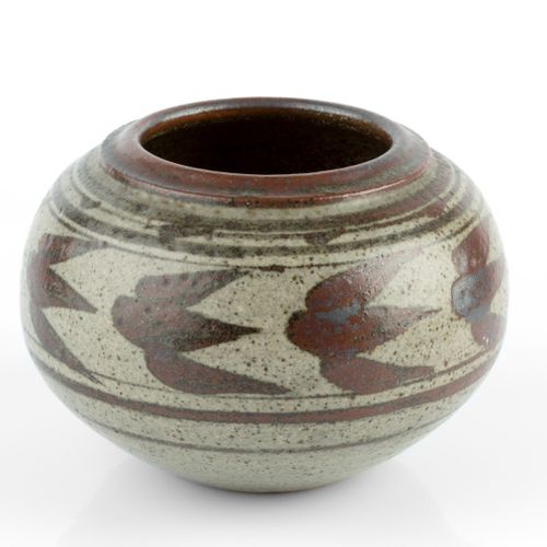 Null 
Helen Pincombe (1908-2004)


Globular pot



decorated with a band of bird&hellip;