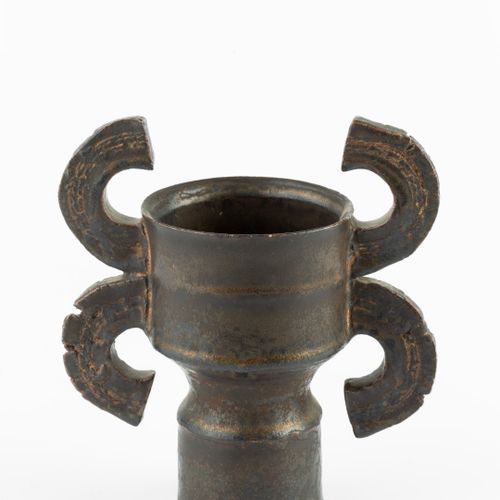 Null 
科林-皮尔森(1923-2007)


有翼的容器



黑色金属釉面



印有陶工的印章



高16厘米。



 



出处。


Dap&hellip;