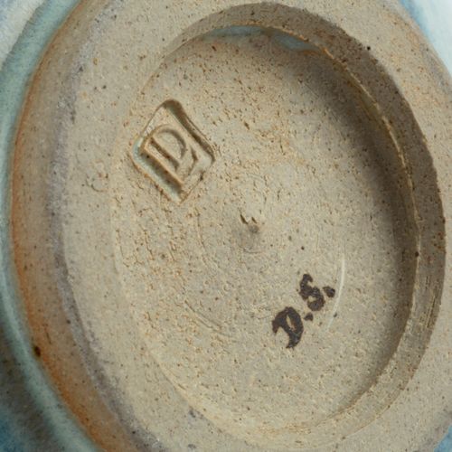Null 
大卫-利奇(1911-2005)


碗



浅蓝色釉面


压印的
陶工印章



高10厘米，直径17.5厘米。


 
 
 


出处。
&hellip;