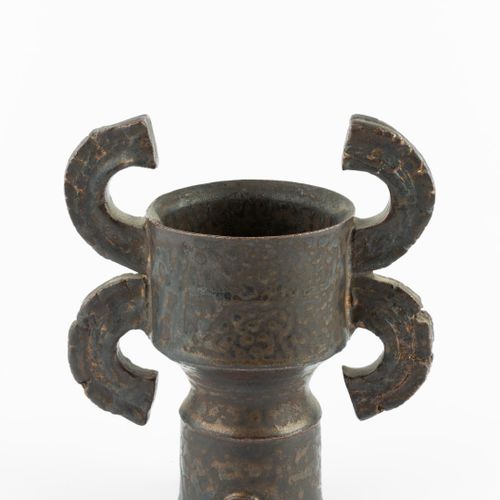 Null 
Colin Pearson (1923-2007)


Vase ailé



glaçure noire métallique



sceau&hellip;