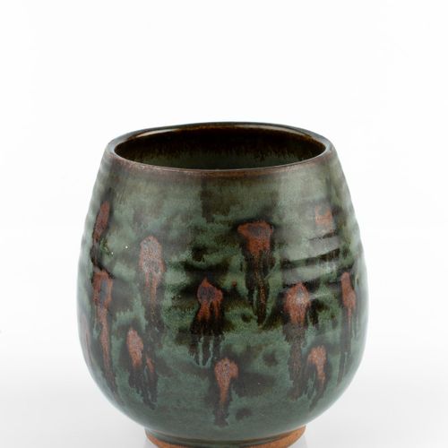 Null 
海伦-平科姆(1908-2004)


花瓶



绿色釉面上有铁红色
的水滴

印有
陶工的印章



高15厘米。


 
 
 


出处。
&hellip;