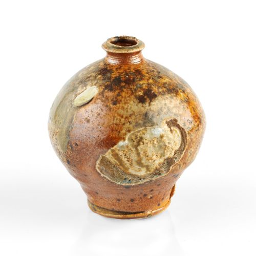Null 
史蒂芬-帕里 (b.1950) 


花瓶



木质烧制



印有陶工印章



高12厘米。