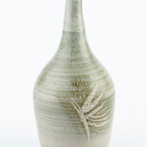 Null 
迈克尔-卡森 (1925-2003)


瓶形
花瓶


浅蓝色釉面，装饰有两片叶子的图案


印有
陶工的印章



高24.5厘米。


 
 &hellip;