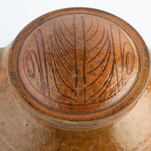 Null 
迈克尔-卡德鲁（1901-1983）在温奇科姆陶器公司罐子和盖子 _x000D_


罐子和盖子
_x000D_


蜂蜜釉，盖子上有刻画的草纹
_&hellip;