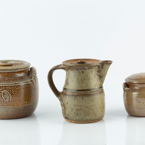 Null 
雷-芬奇 (1914-2012)



两个储存罐和盖子




盐釉




印有陶工印章




高13厘米；和一个理查德-巴特汉姆咖啡壶（3）&hellip;