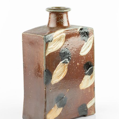 Null 
菲尔-罗杰斯 (1951-2020)


长方形瓶子
花瓶


盐釉，有奶油和黑色亮点


印有
陶匠的印章



高25.5厘米。


状况报告。&hellip;