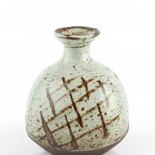 Null 
珍妮特-利奇（1918-1997）在利奇陶器公司


瓶形花瓶



斑驳的燕麦色釉面，有交叉线的细节



印有陶工和陶器的印章



高11.5&hellip;