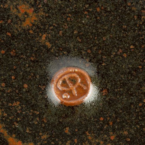 Null 
菲尔-罗杰斯 (1951-2020)


大型充电器



天目、铁釉、努卡边缘


印有
陶工的印章



直径48.5厘米。


状况报告。
状&hellip;