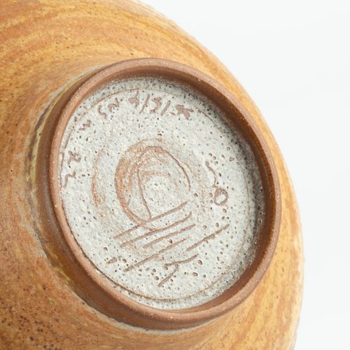 Null 
彼得-威尔斯（当代


有脚碗



赭石色釉面，有粉色内含物，有垂直的涂抹线



印有陶工的印章和刻有的签名



高12厘米，直径20.5厘米&hellip;