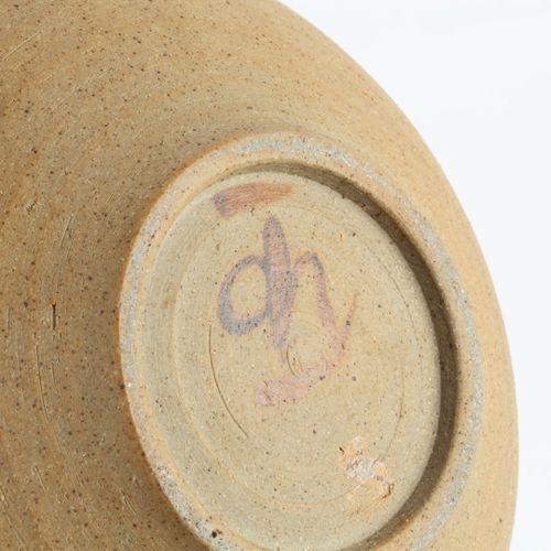 Null 
William Plumptre (b.1959)


碗



灰釉，边缘有刻画的图案，井盖上有



签名



直径20厘米。



 


&hellip;