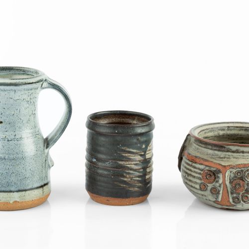 Null 
迈克尔-卡森 (1925-2003)


碗



蹲形，有凸起的细节


印有
陶工的印章



高9厘米；还有一个迈克尔-卡森的烧杯和壶（3）。&hellip;
