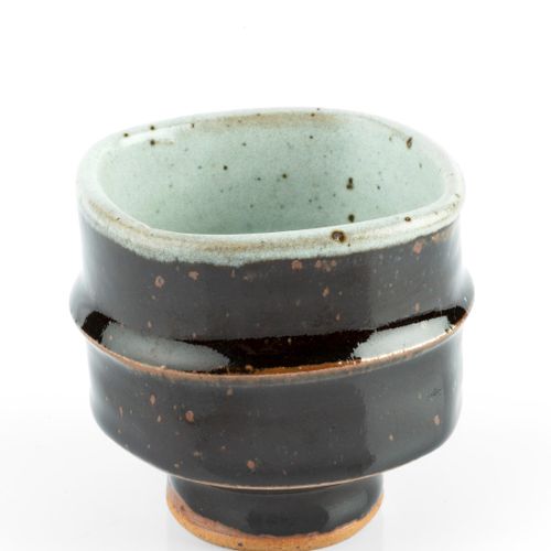 Null 
菲尔-罗杰斯（1951-2020年


茶碗



天目，内壁施灰釉，碗身有横向棱纹带



印有陶工的印章



高9厘米。