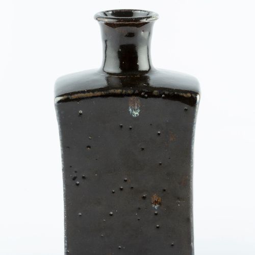 Null 
威廉-马歇尔（1923-2007


瓶形花瓶



天目



两枚压印的陶匠印章



21.5厘米高。


状态报告。
状况良好，无损坏或修复&hellip;