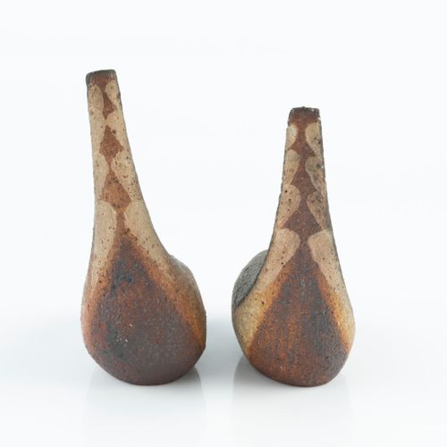 Null 
罗斯玛丽-冉（1922-2013）在奥克斯肖特陶器公司


一对燕
子


压印陶器和陶器印章



高14.5厘米（2）。


 
 
 


出&hellip;