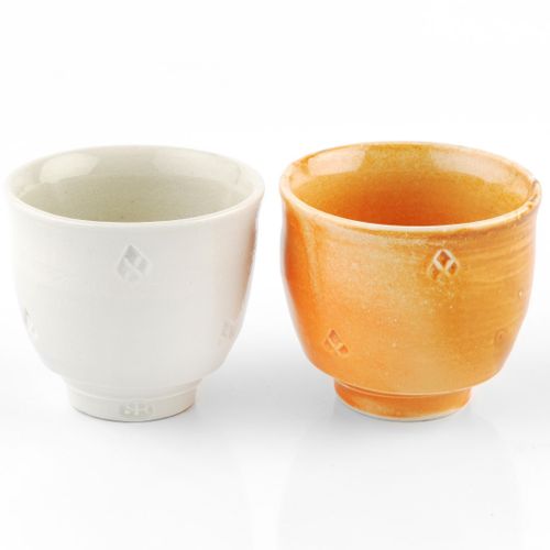 Null 
菲尔-罗杰斯 (1951-2020)


两种尤莫尼



乳白色和橙色
的釉面


均有陶工印
记


都是6厘米高（2）。


数量。(2)
