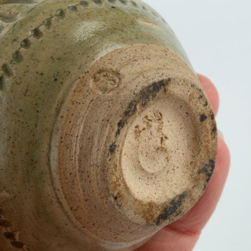 Null 
凯萨琳-普莱德尔-博韦里(1895-1985)


花瓶



绿灰釉，有刻痕图案



有印记的陶工印章



高9.5厘米。



 



出&hellip;