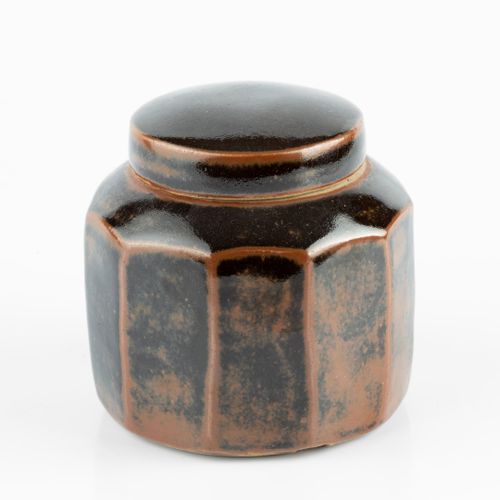 Null 
大卫-利奇 (1911-2005)


壶和盖



天目，切边



印有陶工的印章



高9.5厘米。



 



出处。


Daphn&hellip;