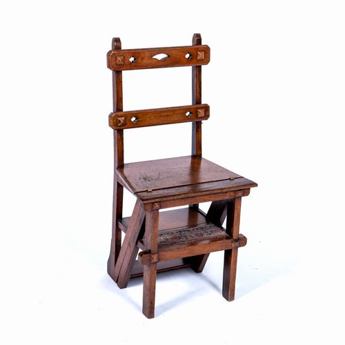 Null 
胡桃木变形椅/图书馆台阶 
维多利亚时代，哥特式复兴时期，高90厘米



整体磨损，有些损失和擦伤。由于年代和使用，磨损严重。