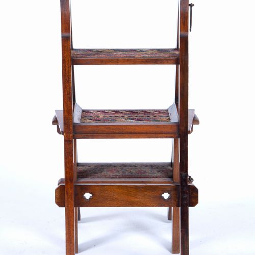 Null 
胡桃木变形椅/图书馆台阶 
维多利亚时代，哥特式复兴时期，高90厘米



整体磨损，有些损失和擦伤。由于年代和使用，磨损严重。