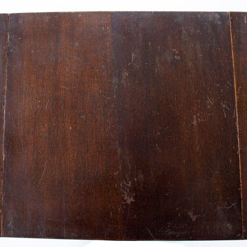 Null 
桃花心木落叶式床头柜
爱德华时代，32厘米宽



有轻微的磨损和一些痕迹。