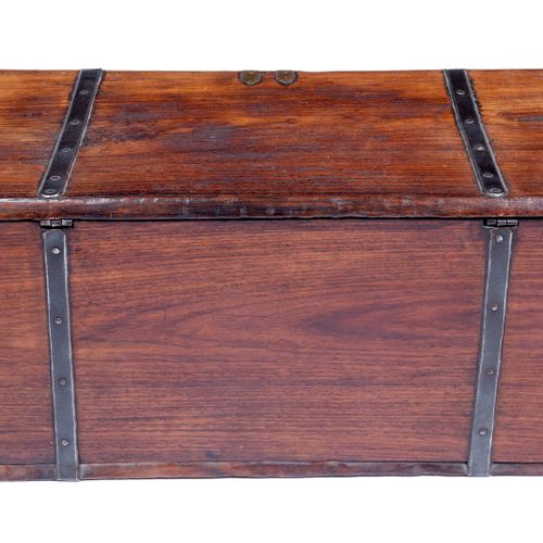 Null 
Arcón de madera dura
Siglo XX, con esquinas y tapa anilladas, 80cm x 34cm &hellip;