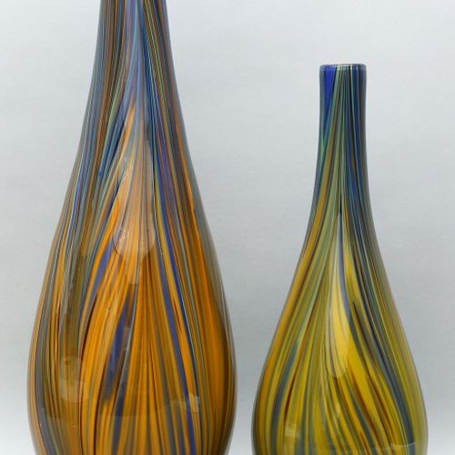 Große und kleine moderne Vase. Farblos mit farbigen Einschmelzungen und weißem I&hellip;