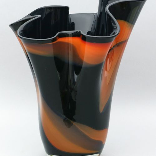 Große Fazzoletto-Vase, Gino Cenedese. 无色玻璃，带有黑色-橙色条纹的珐琅。基础标志。Cenedese, Murano.高3&hellip;