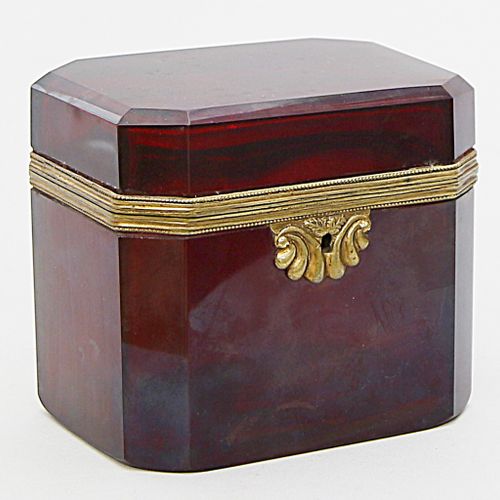 Zuckerdose. Ruby red glass. Cylindrical, octagonal wall and beveled lid with bra&hellip;