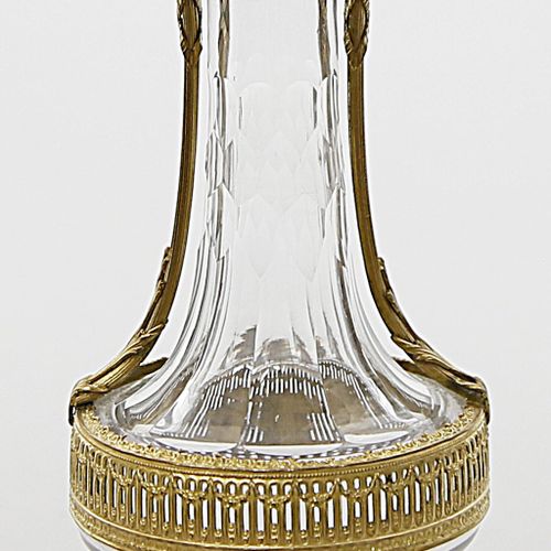 Vase im klassizistischen Stil. Vaso de cristal incoloro. Forma de balaustre con &hellip;