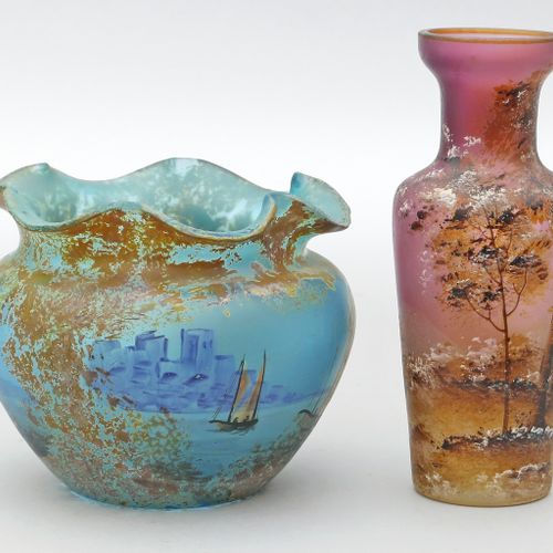 Zwei Vasen. 不同颜色的玻璃。不同的形状，每个都有周围的彩色冷珐琅的风景画。1900年左右，高度分别为10.5和16厘米。