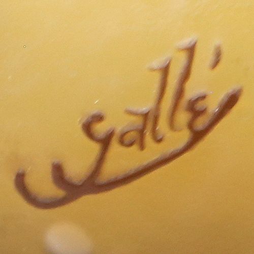 Gallé, Émille (1846 Nancy 1904), Werkstatt 花瓶。无色，无光泽的蚀刻玻璃，内层为黄绿色，外层为棕色。层层蚀刻出的花朵装&hellip;