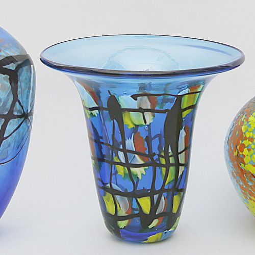 Drei moderne Vasen. Vidrio azul con esmaltes de colores. Varias formas. Siglo XX&hellip;