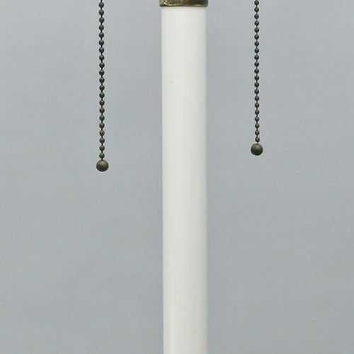 Tischleuchte "Schinkel", KPM Berlin, 两盏灯的铜质安装。圆柱形，高轴，白色瓷器的方形基座。黄铜牌下有浮雕权杖标记，柏林，20&hellip;