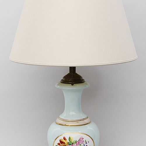 Spätbiedermeier-Tischleuchte, due lampade. Balaustro di porcellana a forma di va&hellip;