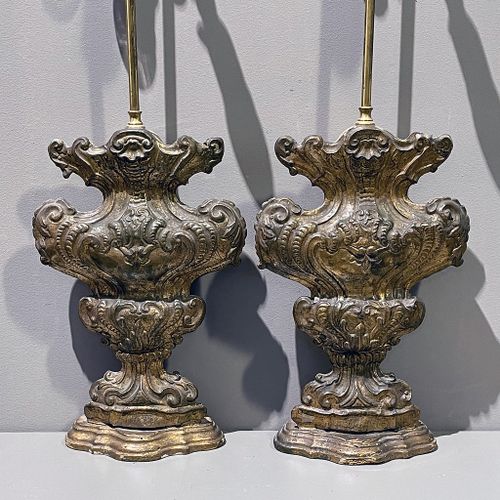 Paar barocke Wandappliken. Tôle en relief et dorée en forme de vase, dos avec co&hellip;