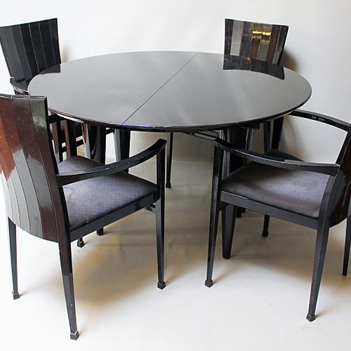 Moderner Esstisch und vier Armlehnstühle. Black lacquered wood. Conical legs. Ro&hellip;