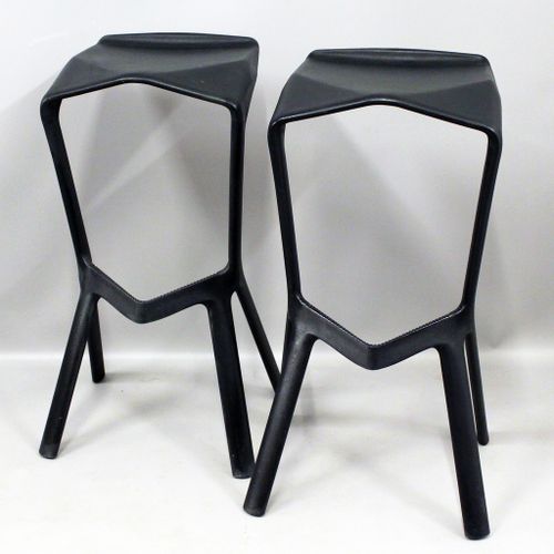 Grcic, Konstantin (geb. 1965 in München) 一对设计师酒吧凳，型号为 "MIURA"。黑色塑料或聚丙烯框架。部分有严重的使&hellip;