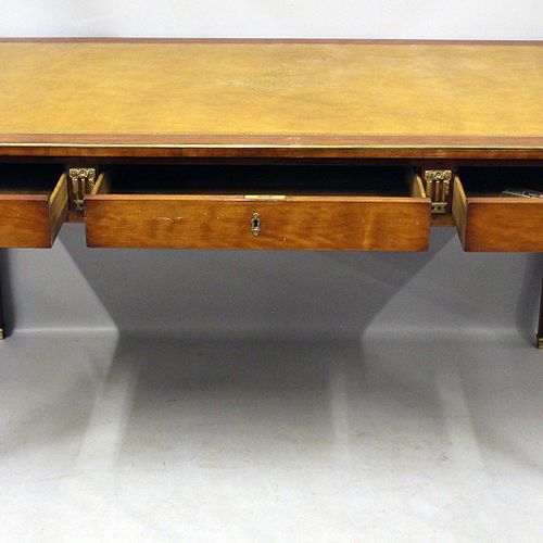 Bureau plat im klassizistischen Stil. 桃花心木，在橡木上贴面。长方形的三层桌架，上面有金色的压花皮革，在后面还有三个抽屉。&hellip;