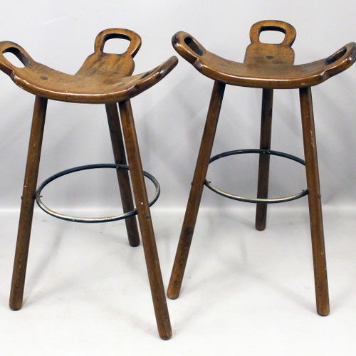 Malmsten, Carl (1888 Stockholm - Öland 1972), att. 一对设计师的酒吧凳。三条腿的木质框架，有一个所谓的 "T型&hellip;