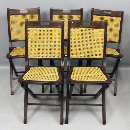 Satz von fünf Stühlen. Klappbares Holzgestell, Sitzfläche und Rückenlehne mit Ro&hellip;
