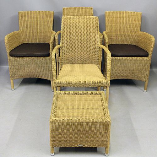 Fünfteilige Gartenmöbelgarnitur. 藤织品。由以下部分组成。一对扶手椅，一对椅子和一个脚凳。使用痕迹和l。风化的痕迹。Caneli&hellip;