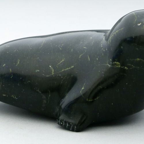 Iyaituk, Matiusie (geb. 1950) 印章的雕塑。黑色大理石。底座下有刻字或签名。约8x 18x 10厘米。附文。Iyaituk展览的配套&hellip;